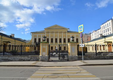 Moskova, Rusya - 14 Mart 2016. şair Puşkin, eski Emlak Mamontov kitaplığı adı