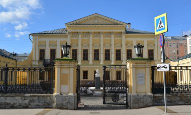 Moskova, Rusya - 14 Mart 2016. şair Puşkin, eski Emlak Mamontov kitaplığı adı