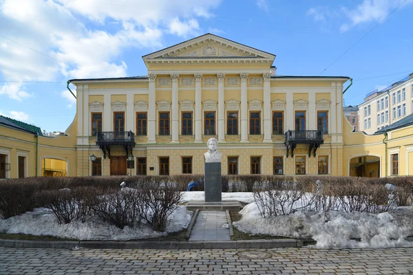 Moscow, Federacja Rosyjska - 14 marca 2016. Nazwa biblioteki poety Puszkina, byłej posiadłości Mamontov — Zdjęcie stockowe