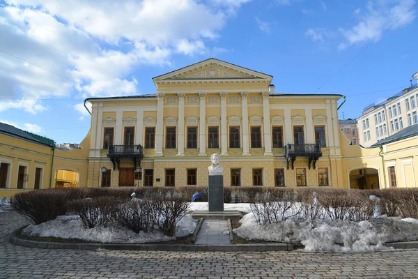Moscow, Federacja Rosyjska - 14 marca 2016. Nazwa biblioteki poety Puszkina, byłej posiadłości Mamontov — Zdjęcie stockowe