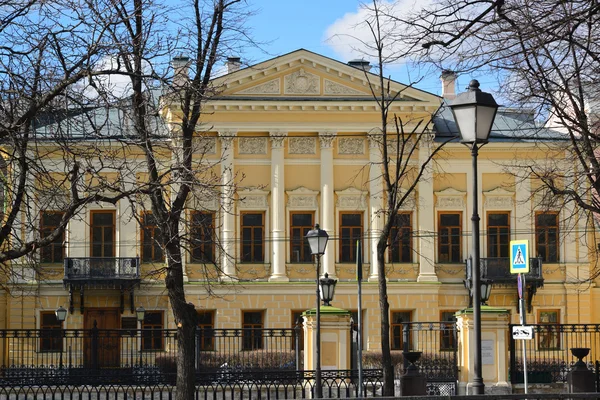 Имя библиотеки поэта Пушкина, бывшего усадьбы Мамонтова в Москве, Россия — стоковое фото