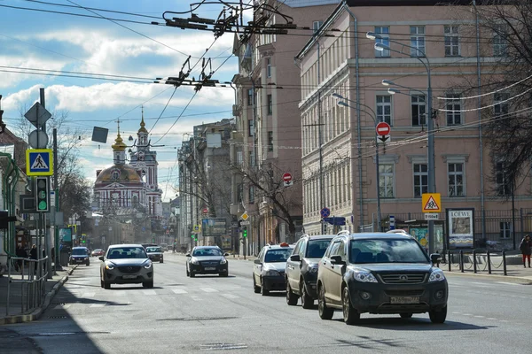 Moscú, Rusia - 14 de marzo de 2016. Vista general de la calle Staraya Basmannaya — Foto de Stock