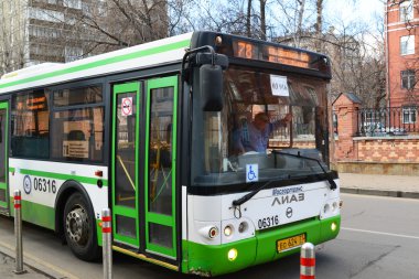 Moskova, Rusya - 14 Mart 2016. Şehir otobüs güzergahı 78 Gorokhovaya sokak