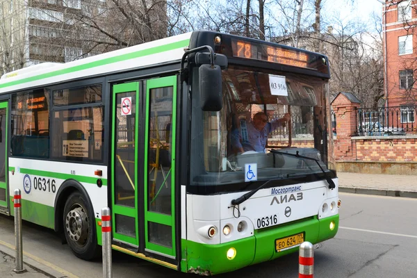 Moscú, Rusia - 14 de marzo de 2016. Autobús urbano ruta 78 en la calle Gorokhovaya — Foto de Stock