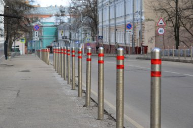 Moskova, Rusya. Sokakta Gorokhovskii yol boyunca sütunların çit