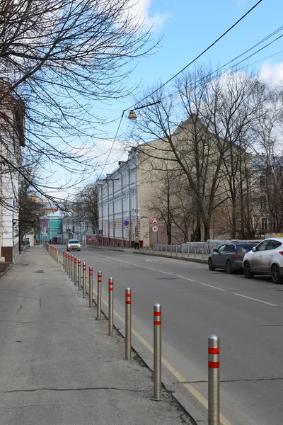Moscú, Rusia - 14 de marzo de 2016. Valla de columnas a lo largo de la carretera en el callejón Gorokhovskii — Foto de Stock