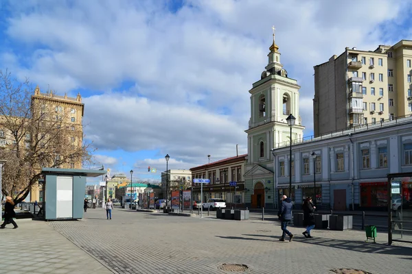 Moskva, Rusko - 14 březen 2016. Zvonici chrámu stětí Jana Křtitele na Caesar Kunikov náměstí — Stock fotografie