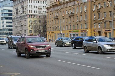 Moskova, Rusya - 14 Mart 2016. Trafik Bahçe halkası üzerinde. Sadovoe koltso-Merkezi Moskova'da dairesel ana cadde.