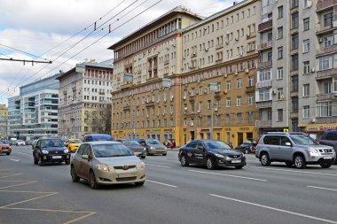 Moskova, Rusya - 14 Mart 2016. Trafik Bahçe halkası üzerinde. Sadovoe koltso-Merkezi Moskova'da dairesel ana cadde.