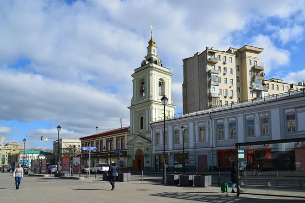 Moscou, Rússia - 14 de março de 2016. Belfry de Templo de Decapitação de João Batista em Caesar Kunikov Square — Fotografia de Stock