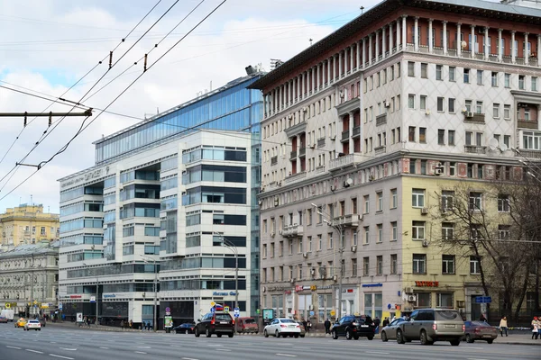 Moskva, Rusko - 14 březen 2016. Obchodní centrum Citydel a domy stalinistické architektury na Sadový okruh — Stock fotografie