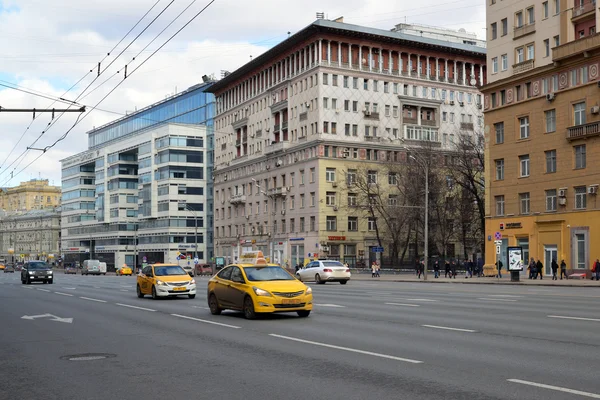 Moskou, Rusland - 14 maart 2016. Citydel en huizen van stalinistische architectuur op tuin Ring in het Bedrijfscentrum — Stockfoto