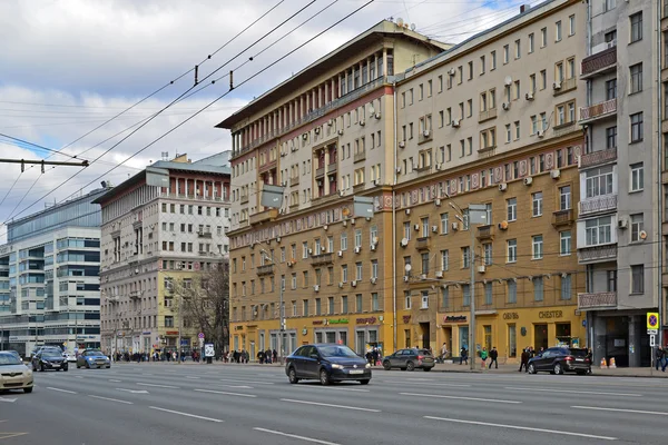 Moscú, Rusia - 14 de marzo de 2016. Tráfico en Garden Ring. Sadovoe koltso-circular calle principal en el centro de Moscú . — Foto de Stock