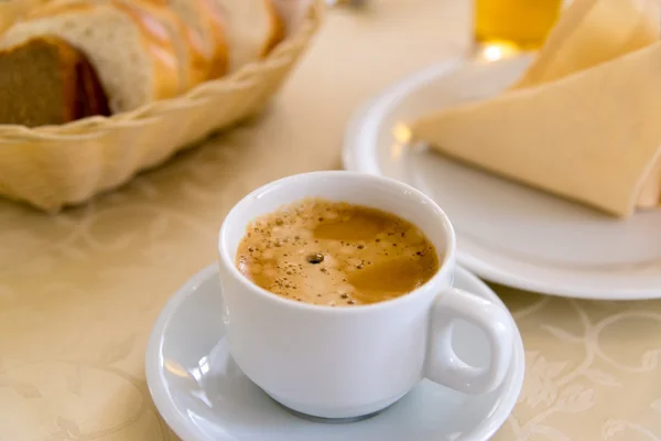 Coupe blanche de café sur la table dans un restaurant — Photo