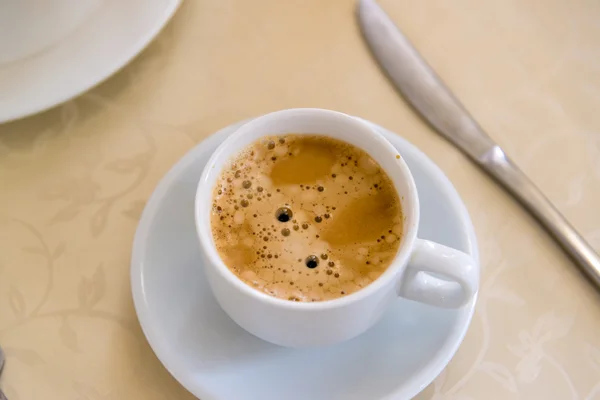 Taza blanca de café en la mesa — Foto de Stock