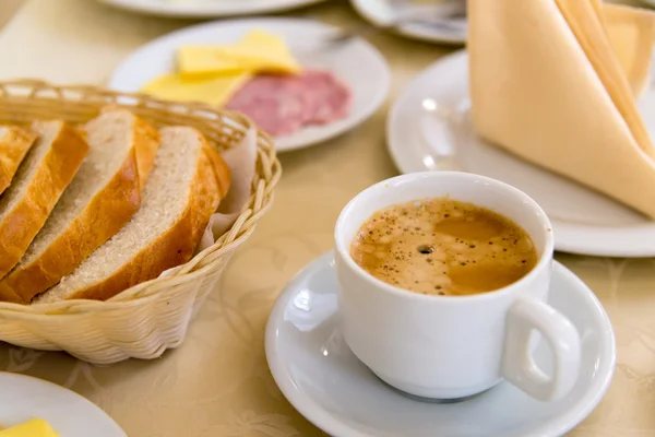 Сніданок з кавою на столі в кафе — стокове фото