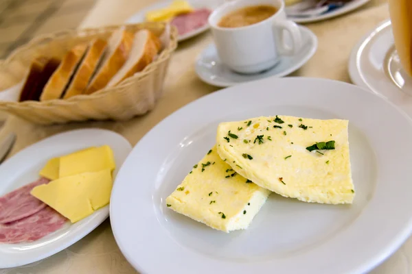 Breakfast with omelet and coffee on  table in  cafe — Stock Photo, Image