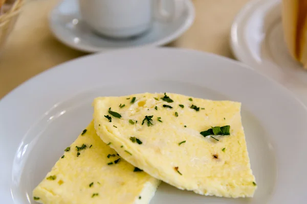 Frukost med omelett på bord i café — Stockfoto