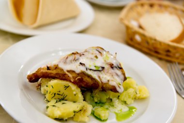 Haşlanmış patates ve meyilli cod