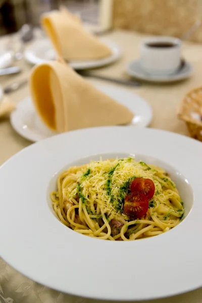 Итальянская паста с помидорами и соусом — стоковое фото