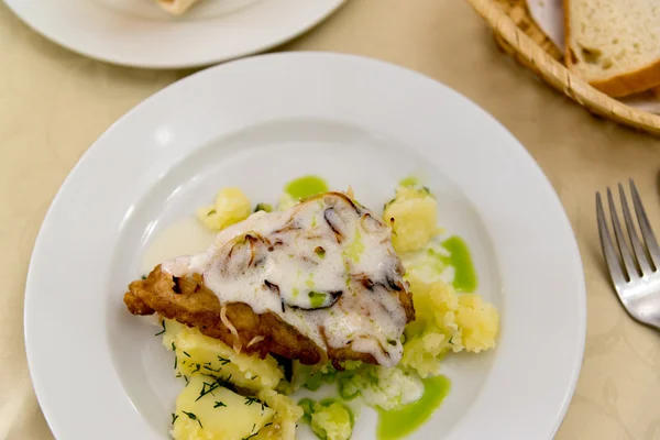 Torsk i smeten och kokt potatis — Stockfoto