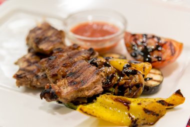 Plaka sebze ile ızgarada pişmiş sığır eti