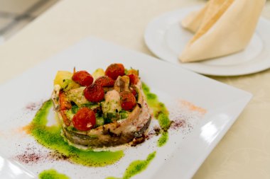 Balık pişmiş patates ve domates ile