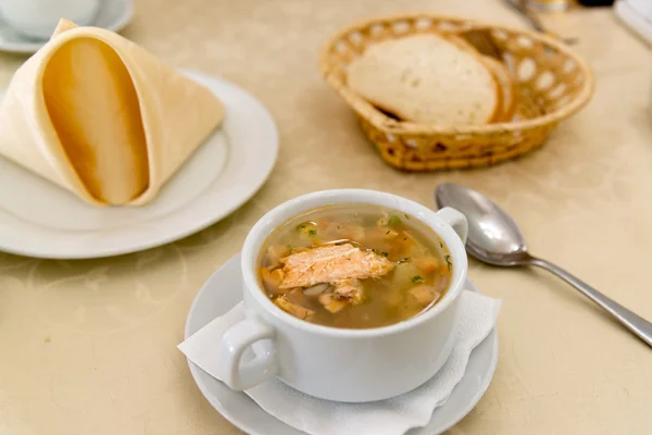 Sopa de pescado en la mesa en el restaurante — Foto de Stock