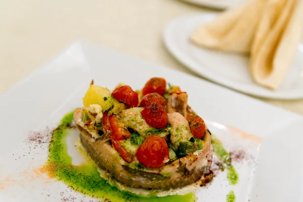 Fisk i ugn med potatis och tomater — Stockfoto