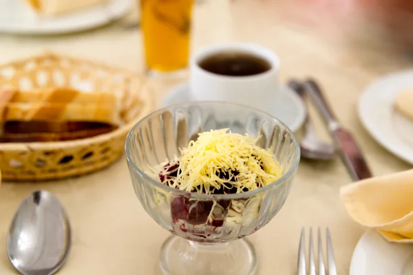 Beet salad with cheese and coffee on  table at restaurant — Stock Photo, Image