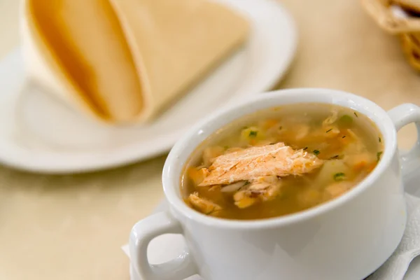 Fisksoppa på bord på restaurang — Stockfoto