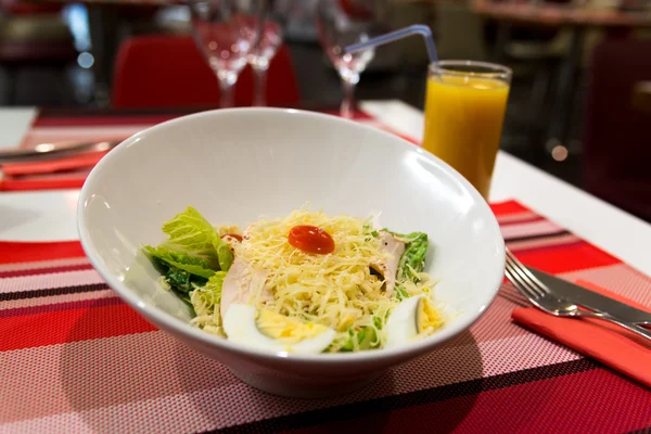 Salada de césar na mesa no restaurante — Fotografia de Stock