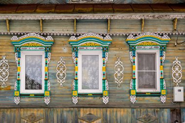 Eski Rus ahşap kır evi oyma penceresinde