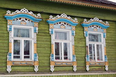Eski Rus ahşap kır evi oyma penceresinde