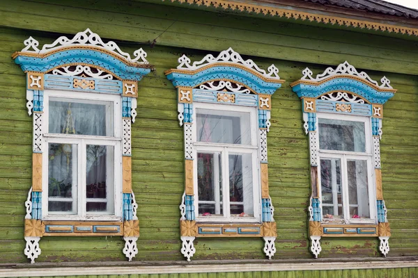 Geschnitztes Fenster in altem russischem Holzlandhaus — Stockfoto