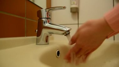 kadın banyoda ellerini yıkar