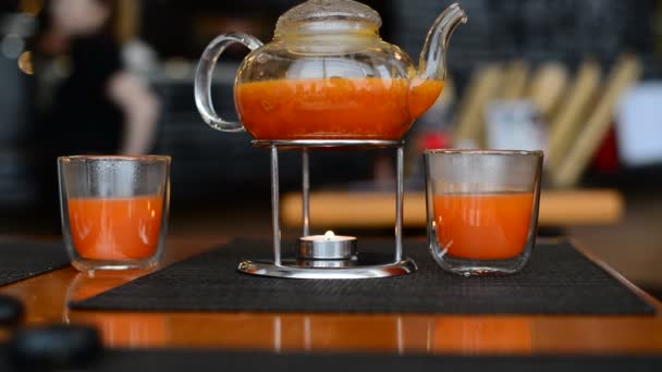 Vela de té espino cerval de mar tomando el sol en restaurante japonés — Vídeos de Stock