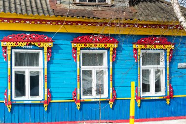 Eski Rus ahşap kır evi oyma penceresinde