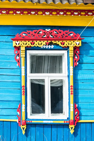 Janela esculpida na antiga casa de campo de madeira russa — Fotografia de Stock