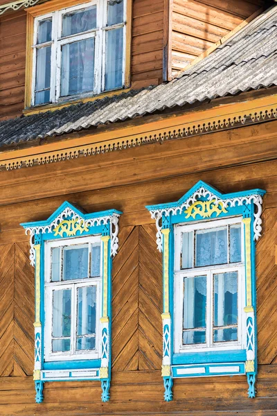 Rzeźbione okna w starej rosyjskiej drewniany dworek — Zdjęcie stockowe