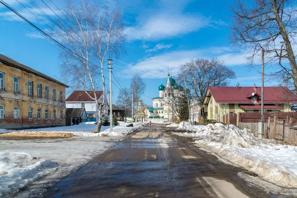 Tutaev, ロシア連邦 - 2016 年 3 月 28 日。建築と都市の一般的なビュー — ストック写真