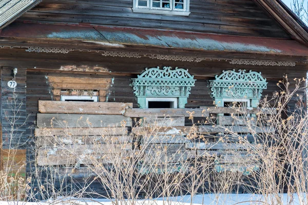 Casa rurale in legno abbandonata con finestre sbarrate in Russia — Foto Stock