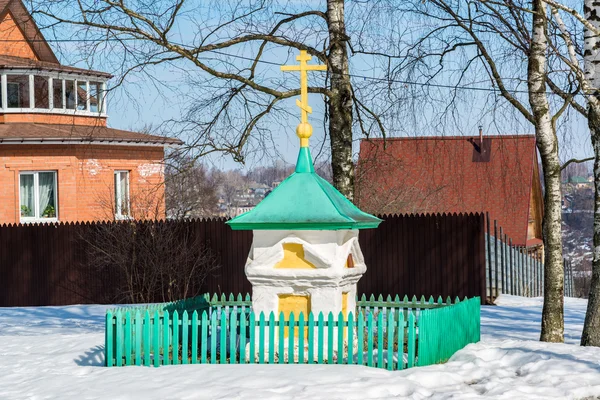 Kleine kapel met een hek in Elburg, Rusland. Gouden ring van Rusland reizen — Stockfoto