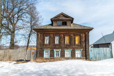 Kırsal Rusya kesimde eski köy evi