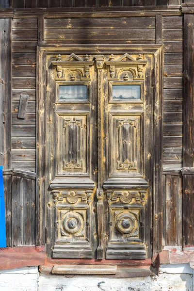 Porta de madeira esculpida da casa velha, Rússia — Fotografia de Stock