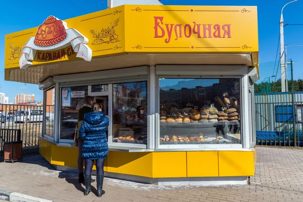 Balashikha, Rusya Federasyonu - Nisan 05.2016. İnsanlar ekmek ekmek satın