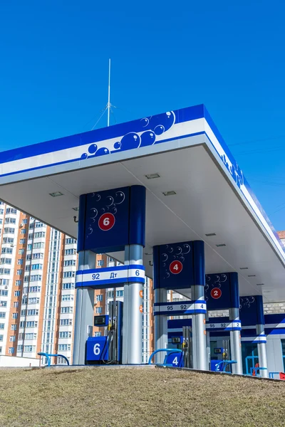 Balashikha, russland - april 05.2016. Tankstelle vor dem Hintergrund von Hochhäusern — Stockfoto