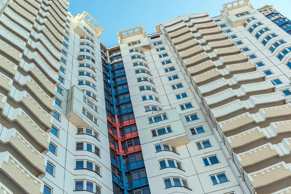 Moderne met meerdere artikelen residentiële gebouwen in zonnige dag — Stockfoto