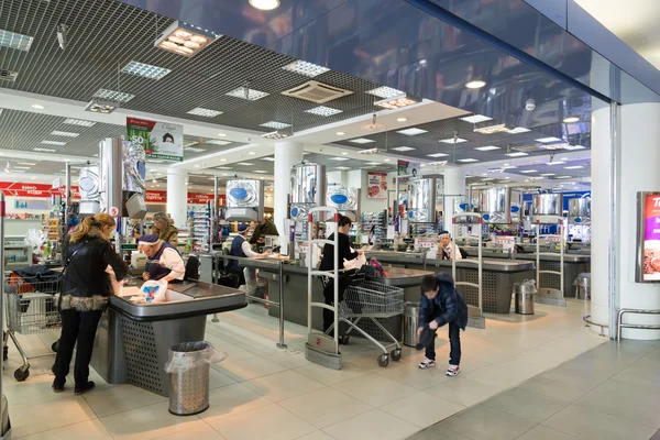 Moscow, Russia - April 04.2016. Supermarket checkout Alye Parusa — Stock Photo, Image