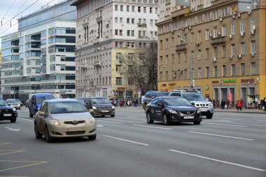Moskova, Rusya - 14 Mart 2016. Trafik Bahçe halkası üzerinde. Sadovoe koltso-Merkezi Moskova'da dairesel ana cadde.